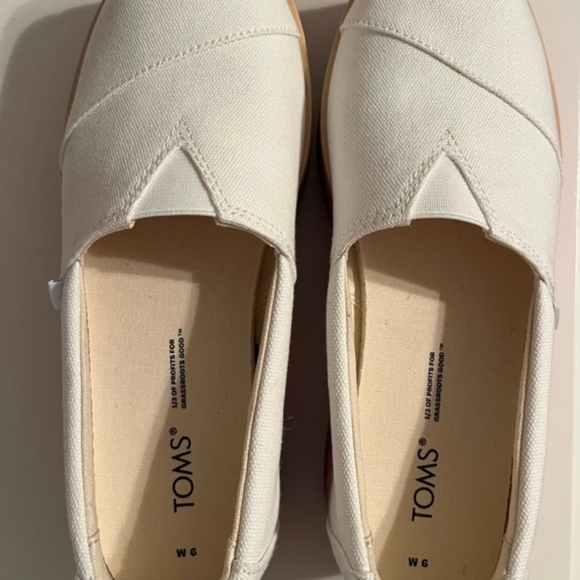 Women's White TOMS Canvas Platform Shoes. Size 9 - Picture 2 of 10